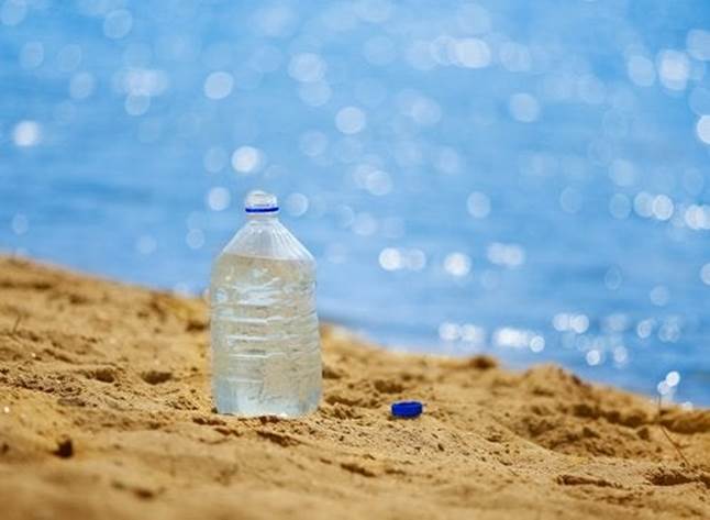 пластикова пляшка з водою